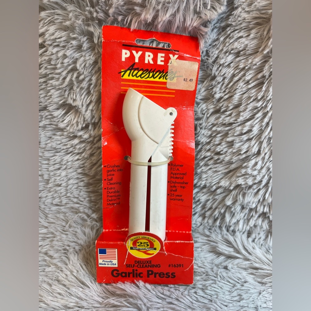 ⭐️Vintage Pyrex Garlic Press 1995